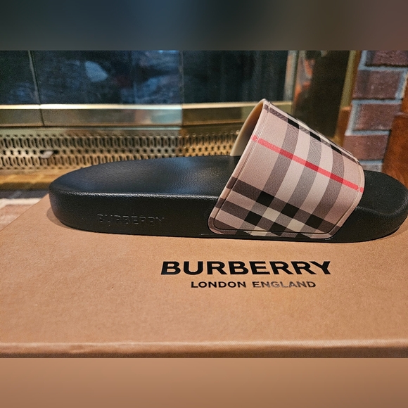 Burberry Poolside Flip Flops - Picture 7 of 9
